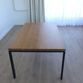 Table de salle à manger rectangulaire en bois clair avec piétement noirs, style minimaliste moderne pour salle à manger.