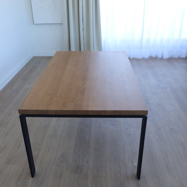 Table de salle à manger rectangulaire en bois clair avec piétement noirs, style minimaliste moderne pour salle à manger.