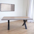 Table Kénogami en béton galet et frêne ambré 2.25" 40" X 80" avec pattes Chloé en acier