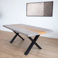 Table Kénogami en béton galet et frêne ambré 2.25" 40" X 80" avec pattes Chloé en acier