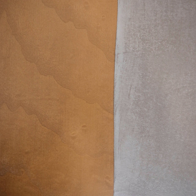 Table Kénogami en béton galet et frêne ambré 2.25" 40" X 80" avec pattes Chloé en acier