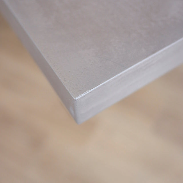 Table Kénogami en béton galet et frêne ambré 2.25" 40" X 80" avec pattes Chloé en acier