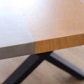 Table Kénogami en béton galet et frêne ambré 2.25" 40" X 80" avec pattes Chloé en acier