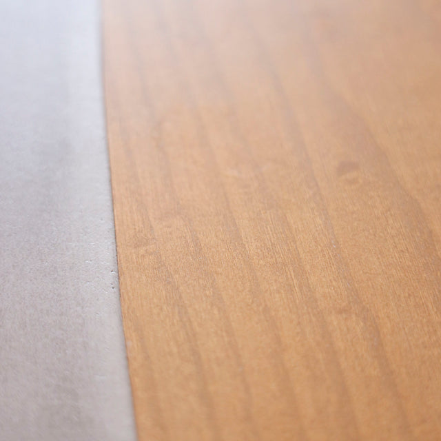 Table Kénogami en béton galet et frêne ambré 2.25" 40" X 80" avec pattes Chloé en acier