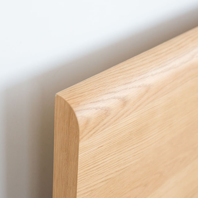 Lit en bois massif avec tête de lit intégrée, design minimaliste pour chambre moderne.