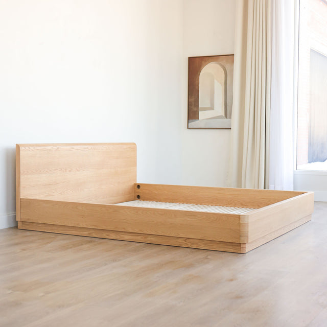 Lit en bois massif avec tête de lit intégrée, design minimaliste pour chambre moderne.