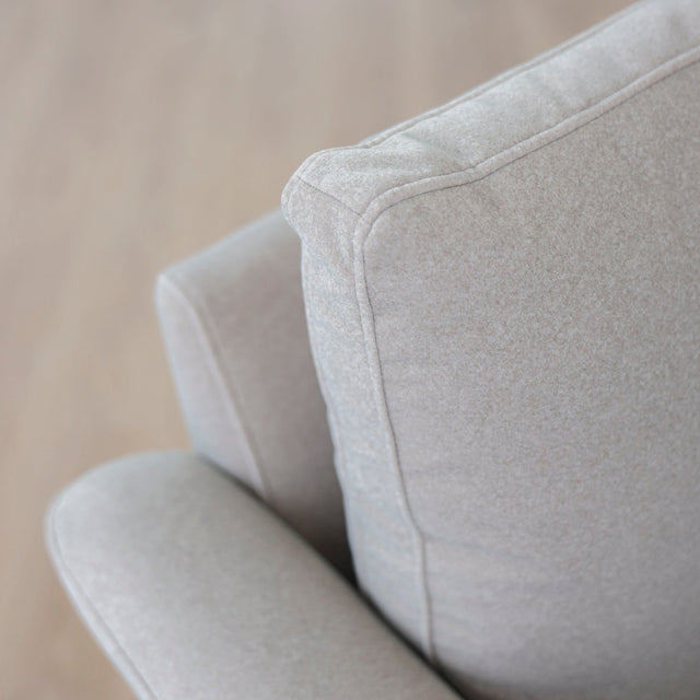 Fauteuil Arnold en tissu sable feutré