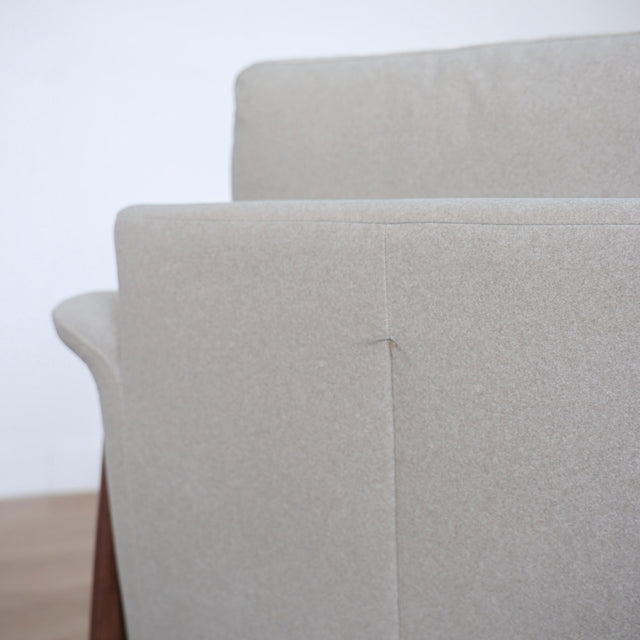 Fauteuil Arnold en tissu sable feutré