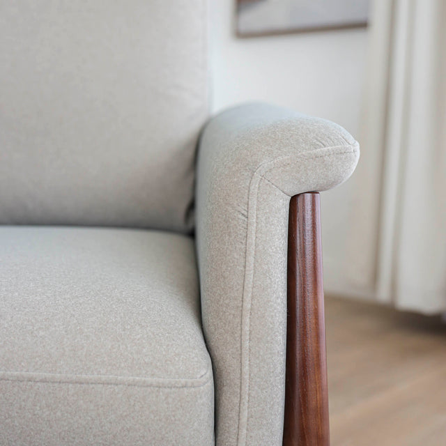 Fauteuil Arnold en tissu sable feutré