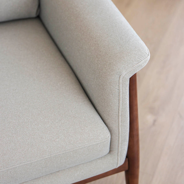 Fauteuil Arnold en tissu sable feutré