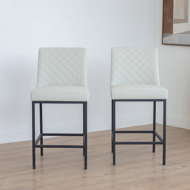 Ensemble de deux tabourets de comptoir Marvin en cuir végane crème 