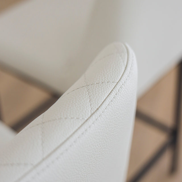 Ensemble de deux tabourets de comptoir Marvin en cuir végane crème 