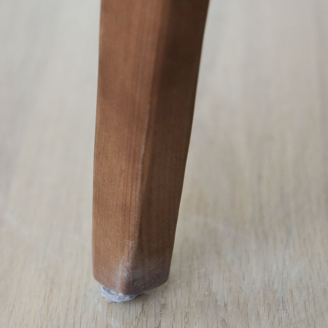 Fauteuil moderne en tissu bouclé ivoire avec structure en bois, idéal pour salon contemporain lumineux.