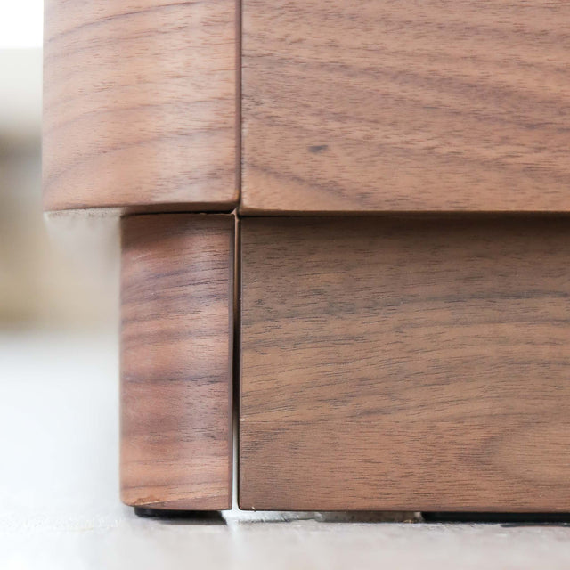 Lit en bois massif noyer avec tête de lit pleine, design minimaliste pour chambre moderne.