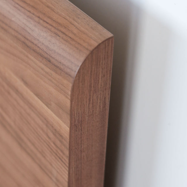 Lit en bois massif noyer avec tête de lit pleine, design minimaliste pour chambre moderne.