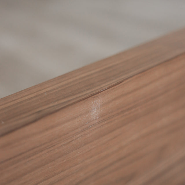 Lit en bois massif noyer avec tête de lit pleine, design minimaliste pour chambre moderne.