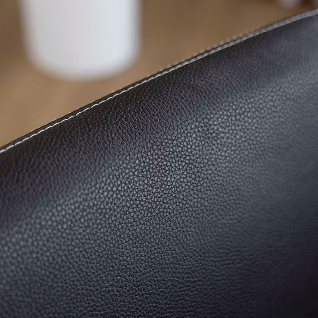 Ensemble de 4 chaises de cuisine SINATRA en cuir végane noir avec pattes noires