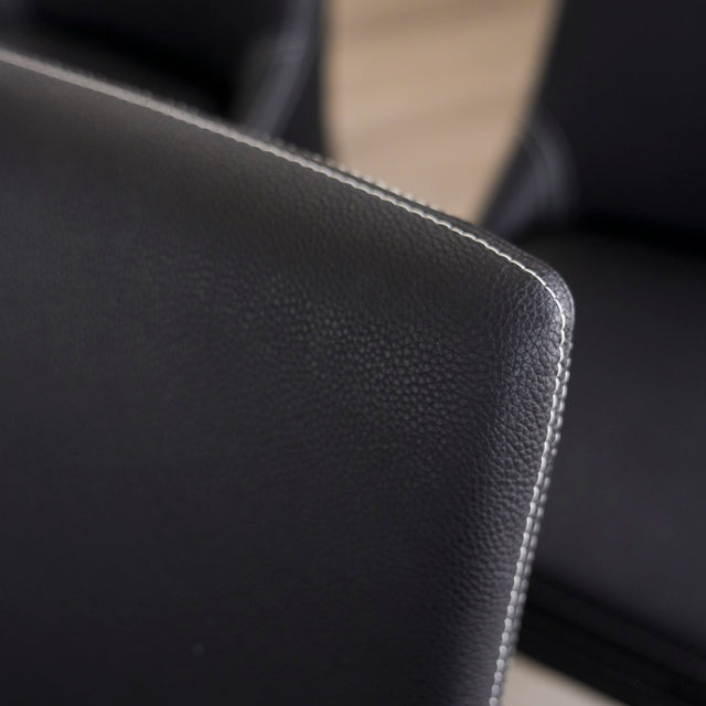 Ensemble de 4 chaises de cuisine SINATRA en cuir végane noir avec coutures assorties blanche avec les pattes en bois noir