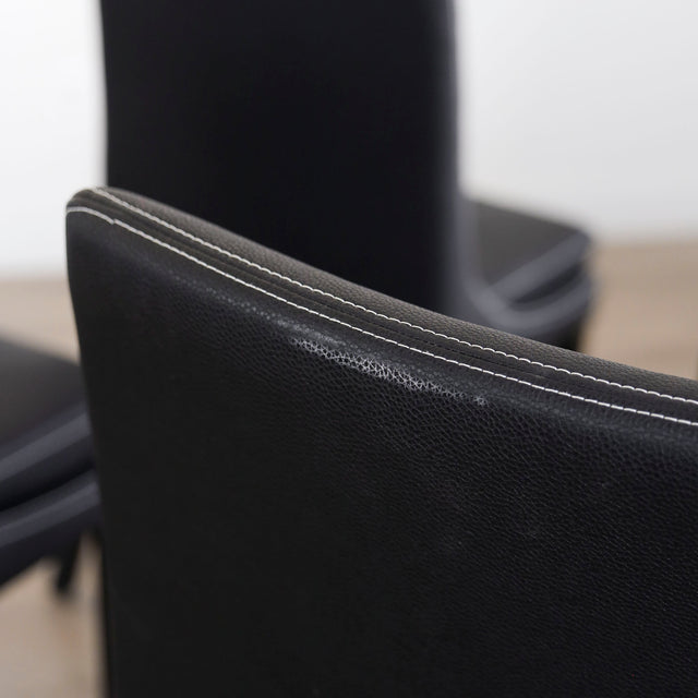 Ensemble de 4 chaises de cuisine SINATRA en cuir végane noir avec coutures assorties blanche avec les pattes en bois noir