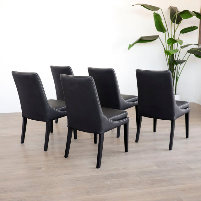 Ensemble de 5 chaises de cuisine SINATRA en cuir végane noir avec coutures assorties blanche avec les pattes en bois noir