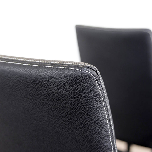 Ensemble de 5 chaises de cuisine SINATRA en cuir végane noir avec coutures assorties blanche avec les pattes en bois noir