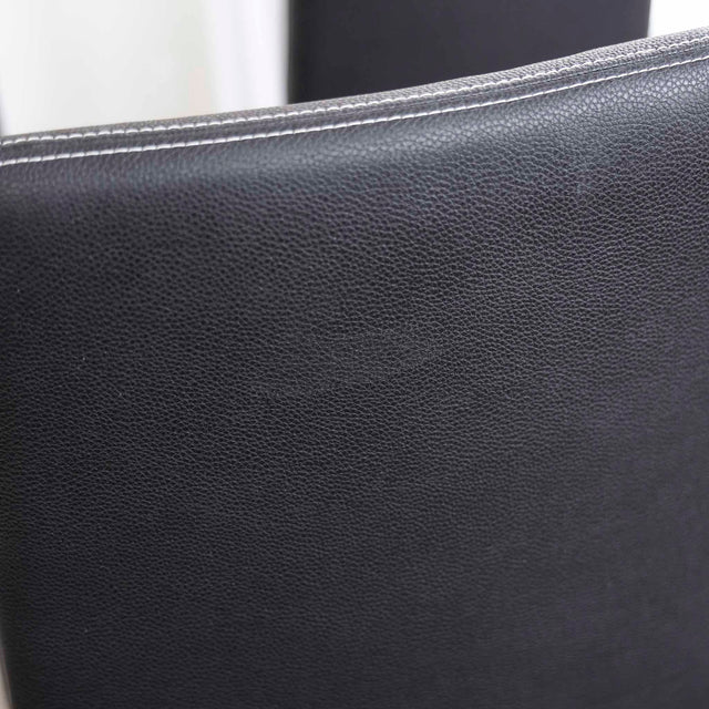 Ensemble de 5 chaises de cuisine SINATRA en cuir végane noir avec coutures assorties blanche avec les pattes en bois noir