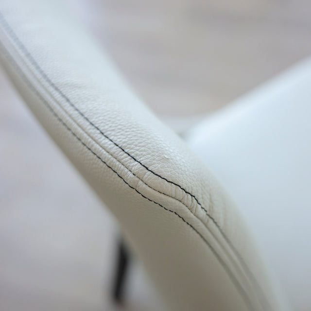 Ensemble de 2 chaises SINATRA en cuir végane crème avec pattes en bois noir