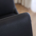 Lot de 4 chaises de cuisine, cuir végane noir, pattes noires, avec coutures contrastantes dans un décor moderne et lumineux. 