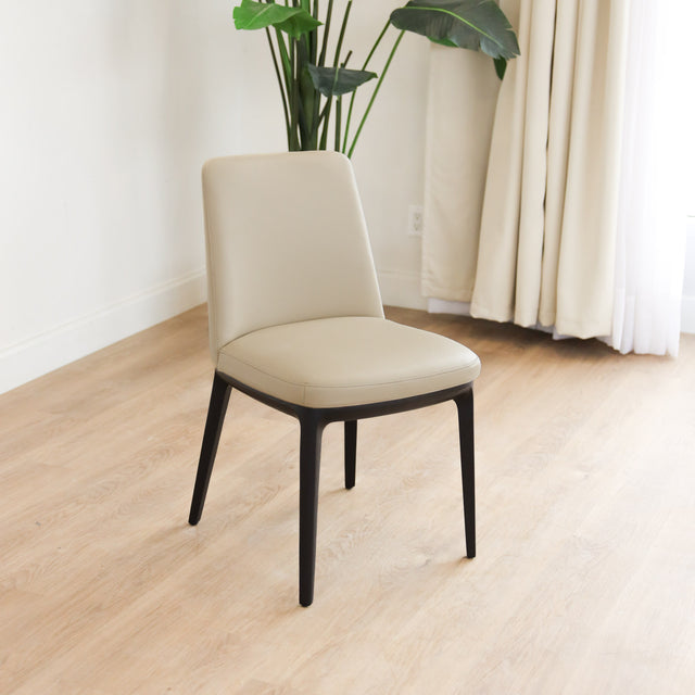 Chaise de salle à manger en cuir taupe avec pattes en noyer, design moderne pour intérieur contemporain.