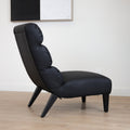 Fauteuil  en cuir végane noir avec dossier matelassé et pieds inclinés, style moderne pour salon. 