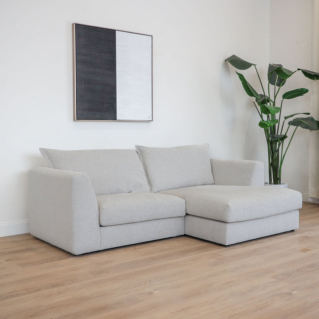 Modulaire deux morceaux, en tissu greige pale, avec méridienne droite, design moderne pour salon contemporain.