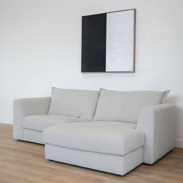 Modulaire deux morceaux, en tissu greige pale, avec méridienne droite, design moderne pour salon contemporain.