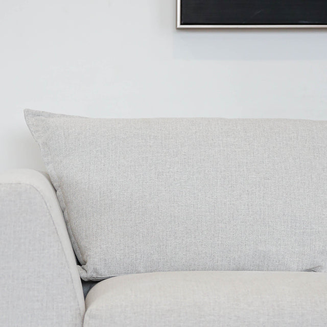 Modulaire deux morceaux, en tissu greige pale, avec méridienne droite, design moderne pour salon contemporain.