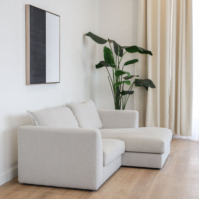 Modulaire deux morceaux, en tissu greige pale, avec méridienne droite, design moderne pour salon contemporain.