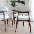 Chaises de salle à manger en tissu bouclé ivoire avec pattes en noyer foncé, style scandinave moderne.