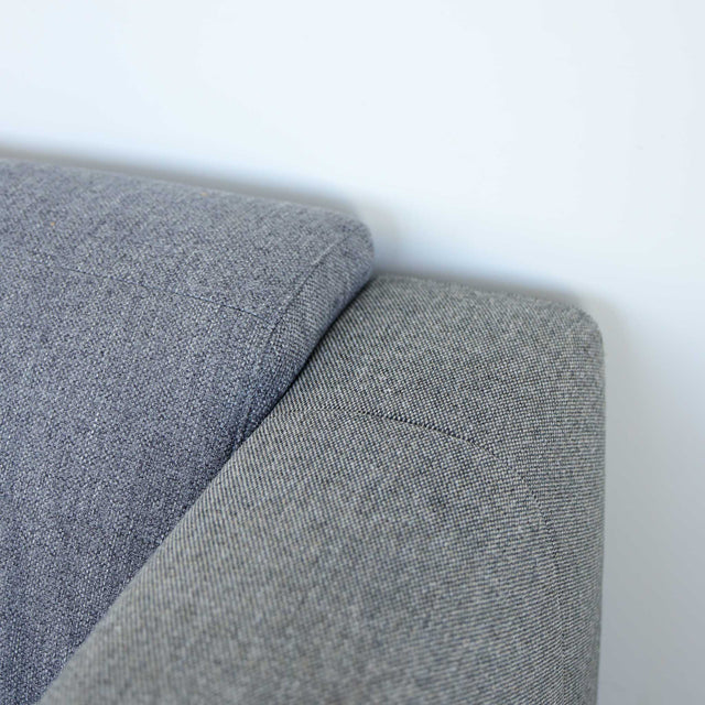 Modulaire deux places en tissu gris foncé avec chaise longue gauche, design moderne et lignes épurées pour salon contemporain.