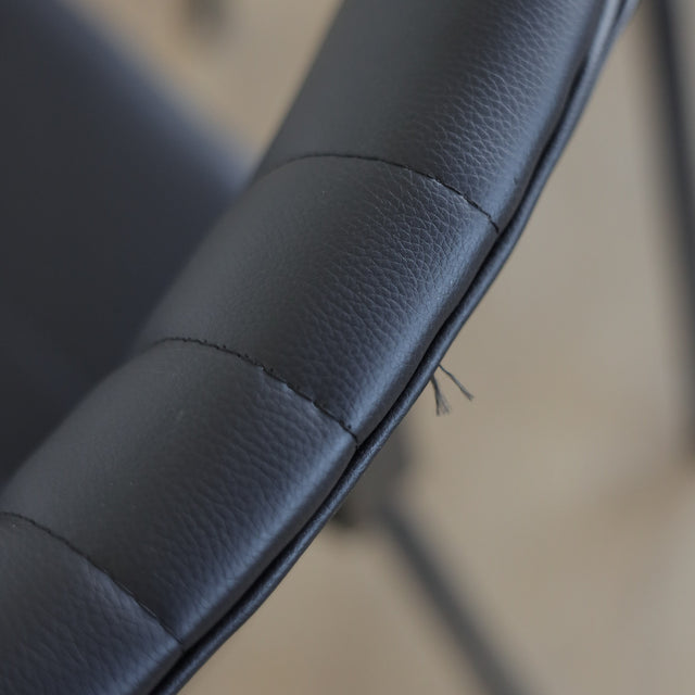 Lot de trois chaises de salle à manger noires en cuir végane noir avec piètement en métal noir, style moderne minimaliste.