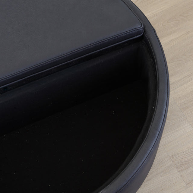 Ottoman avec plateau amovible en bois noir et base rembourrée, idéale pour salon moderne et fonctionnel.