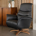 Fauteuil en cuir noir avec appui-tête et base bois pivotante, dans un intérieur chaleureux.