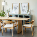 Buffet moderne vert sauge à portes vitrées fumées, décoré d’objets design dans un intérieur contemporain lumineux.
