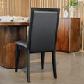Chaise de salle à manger noire au design moderne avec assise rembourrée, dans un intérieur contemporain.