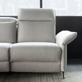 fauteuil lateral du canape gris clair avec accoudoir et tetiere reglables design moderne.
