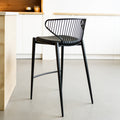 Tabouret de bar noir avec assise rembourrée et dossier ajouré design, idéal pour cuisine moderne.