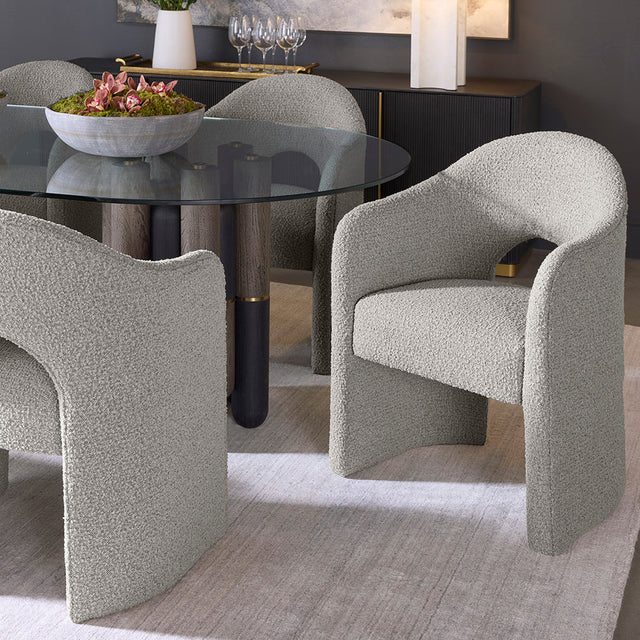 table ronde en verre avec chaises grises en tissu boucle design moderne.