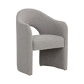 chaise grise en tissu boucle avec design courbe moderne et dossier enveloppant.
