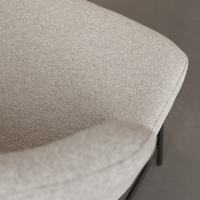 Tabouret de comptoir moderne en tissu beige avec piétement en métal noir, idéale pour cuisine ou îlot contemporain.