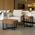Table d’appoint ronde en bois noyer avec rangement, près d’un fauteuil beige.