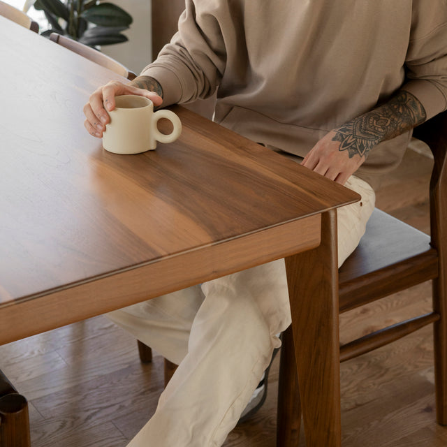 Table St-Martin en noyer foncé | St-Martin table in dark walnut. 