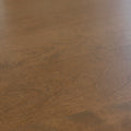 Surface lisse de table en bois brun avec veinures naturelles et fini mat.
