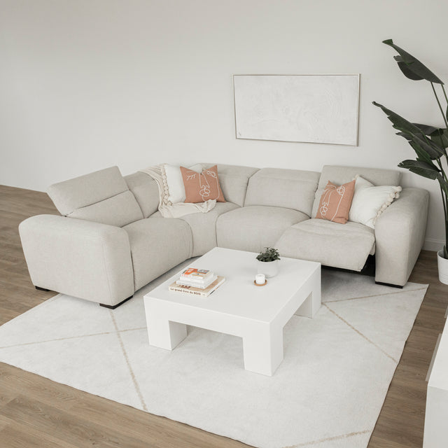 canape d angle beige avec coussins decoratifs dans un salon moderne et lumineux.